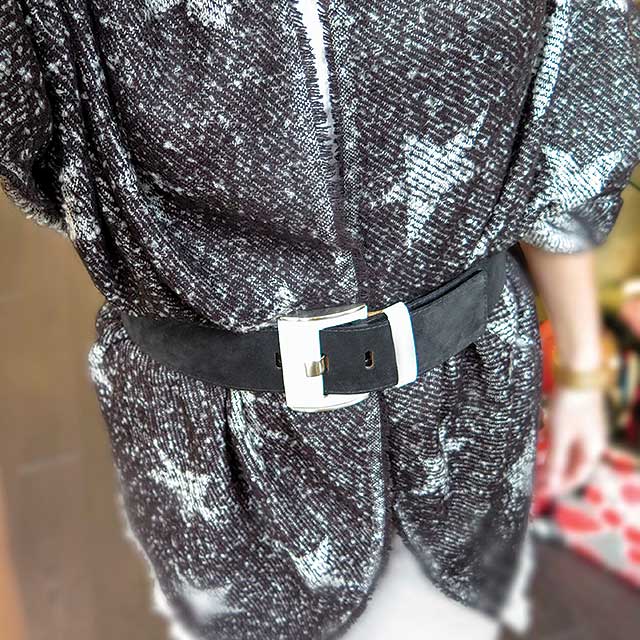 Riem suede zwart met witte gesp