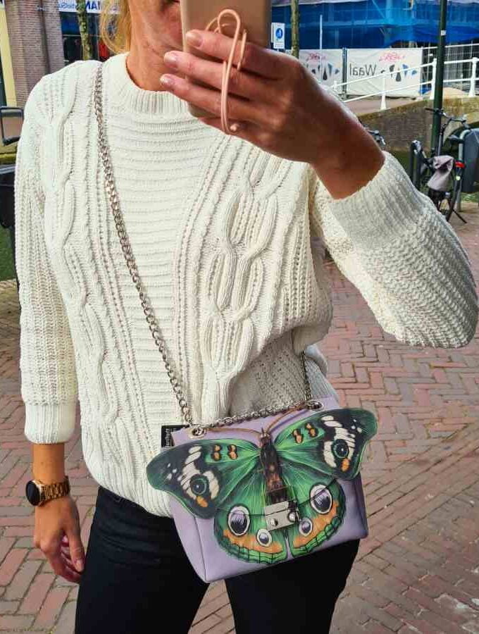 Vegan tas met vlinder in lila gemaakt van kurk ketting