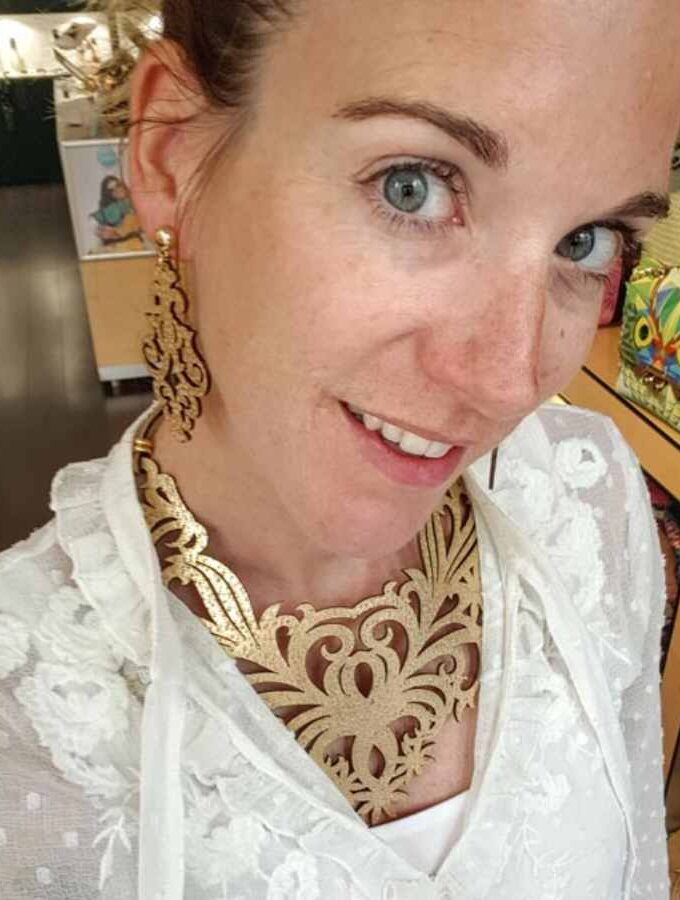 Ketting van kurk in goudkleur nek
