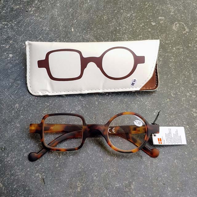 Leesbril met rond en vierkant glas in bruin | Stuivenga Lederwaren Delft