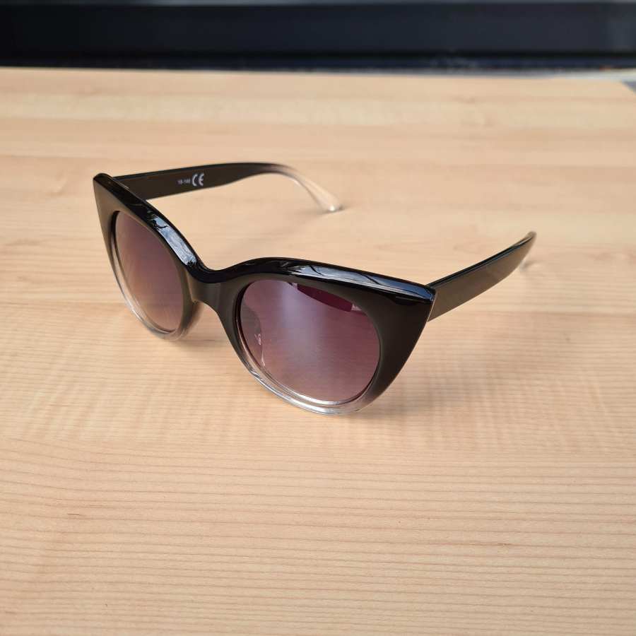 Zonnebril montuur kattenogen zwart met wit doorlopend