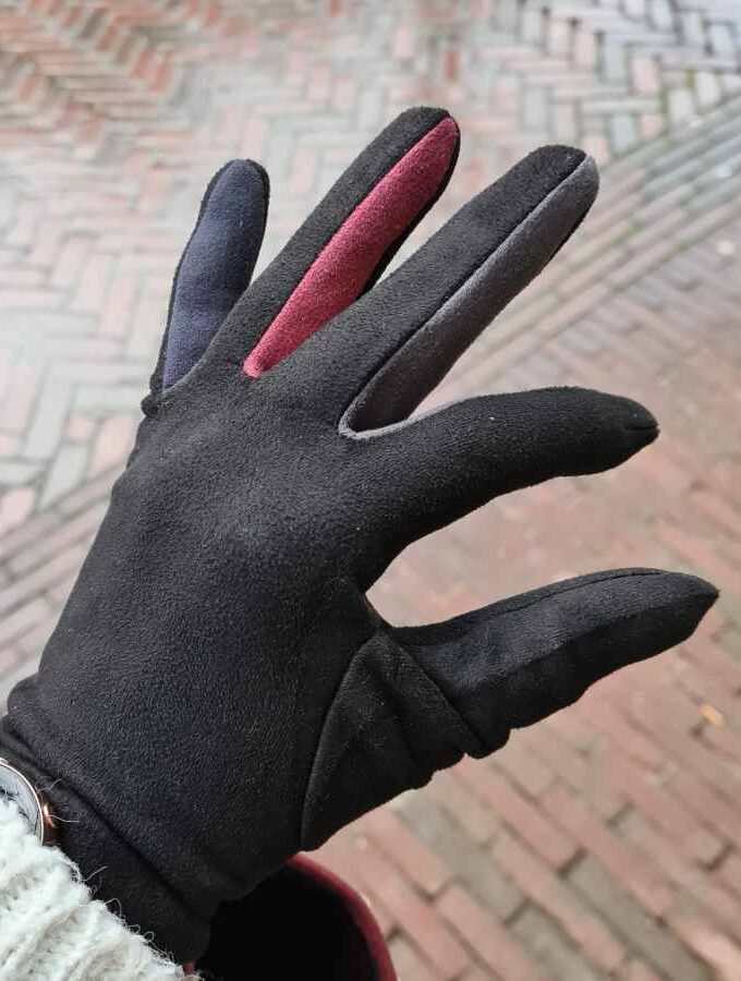 Zachte handschoen gekleurde vingers