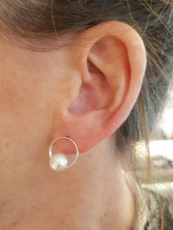 Zilveren ronde oorsteker met parel