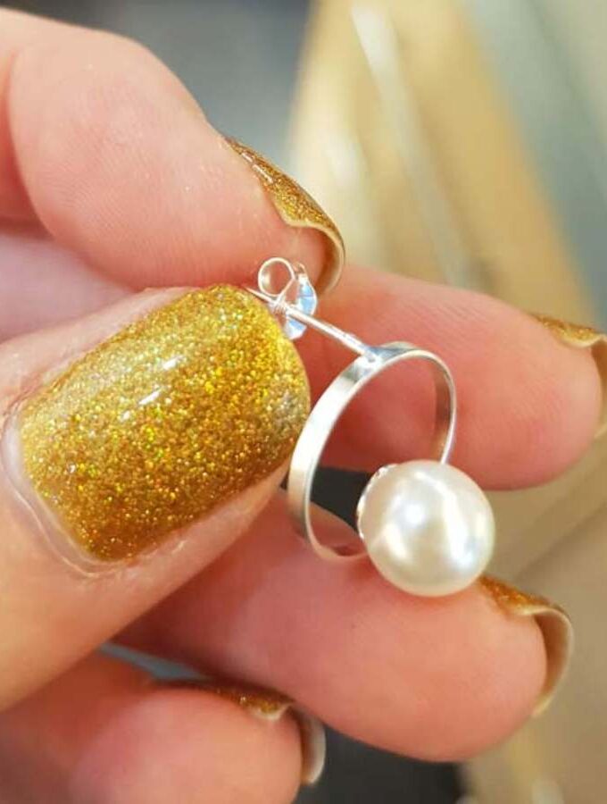 Zilveren ronde oorsteker met parel