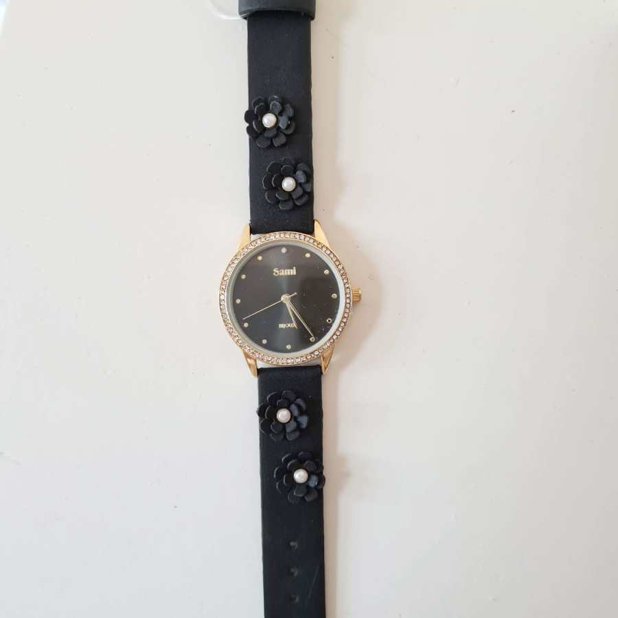 Horloge bloemen en parels op de band in zwart