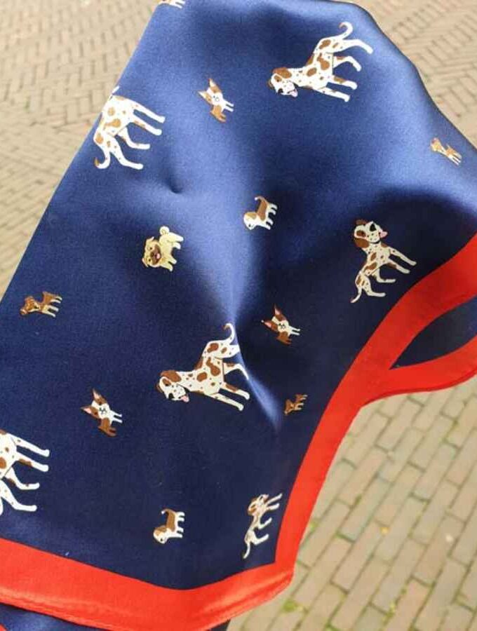 Zijden sjaal met kleine hondjes in blauw