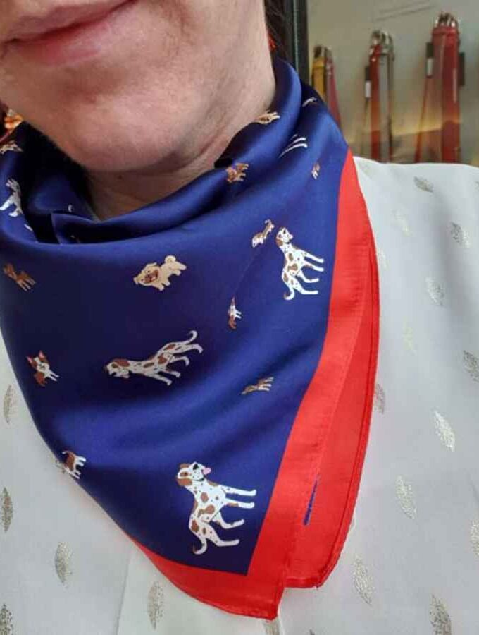 Zijden sjaal met kleine hondjes in blauw om nek