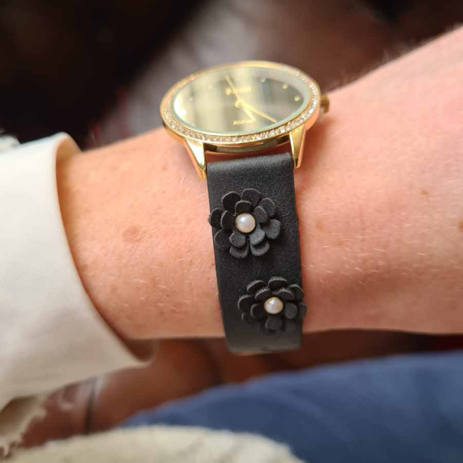 Horloge bloemen en parels op de band in zwart