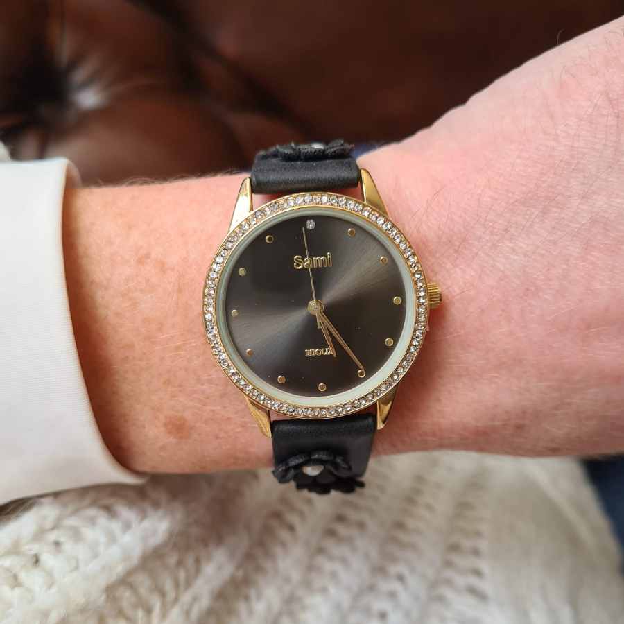 Horloge bloemen en parels op de band in zwart