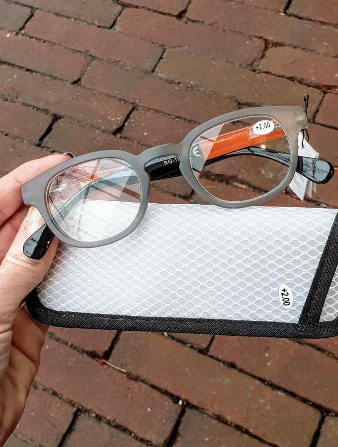 Leesbril neon hoesje en mat montuur grijs
