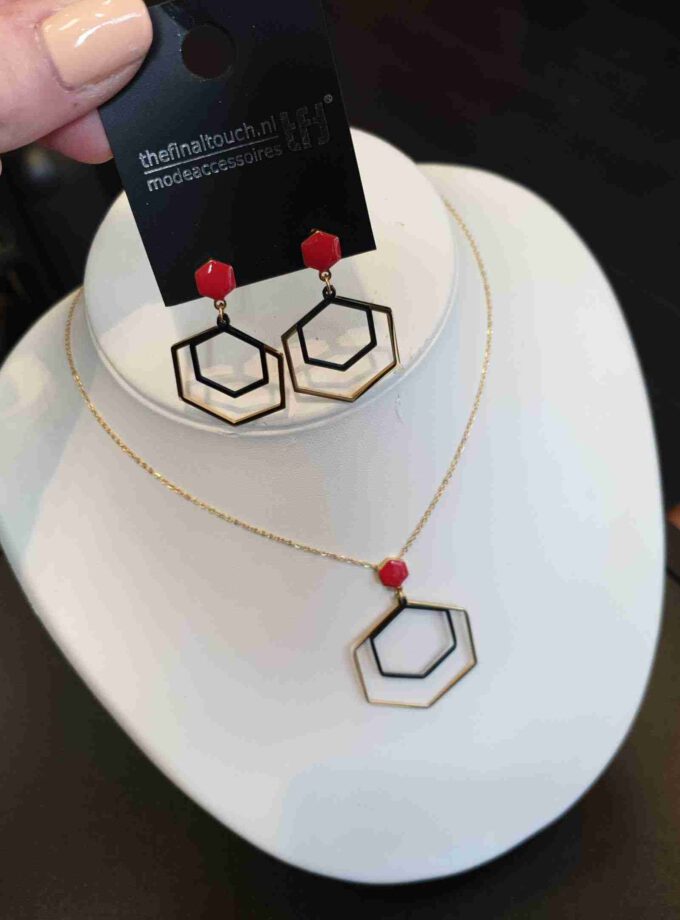 Ketting stainless steel zeshoek met rode steen