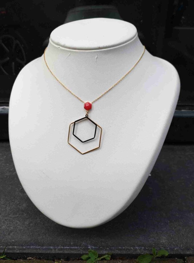 Ketting stainless steel zeshoek met rode steen