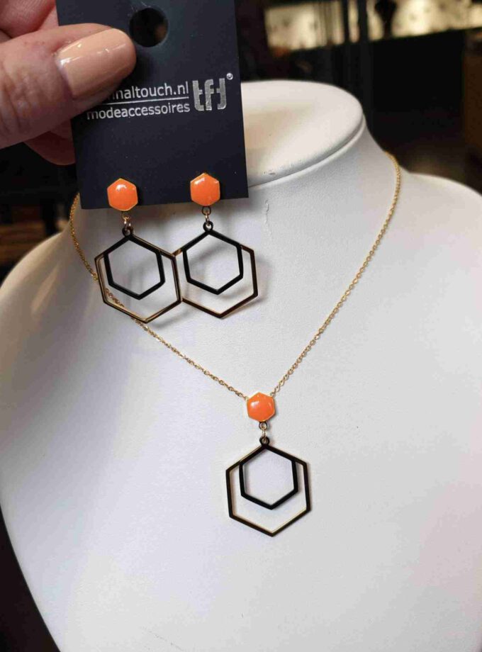 Oorhanger stainless steel zeshoek met oranje steen