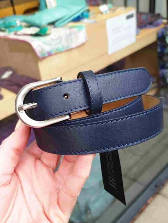 Donkerblauw leren riem met zilverkleurige gesp