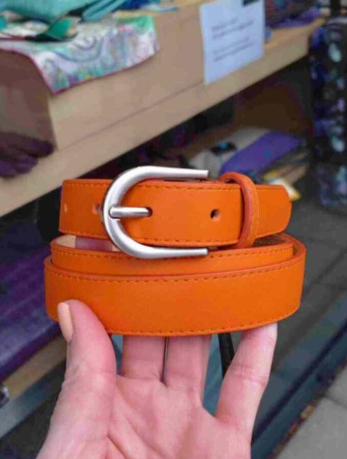 Leren riem zilveren gesp in oranje