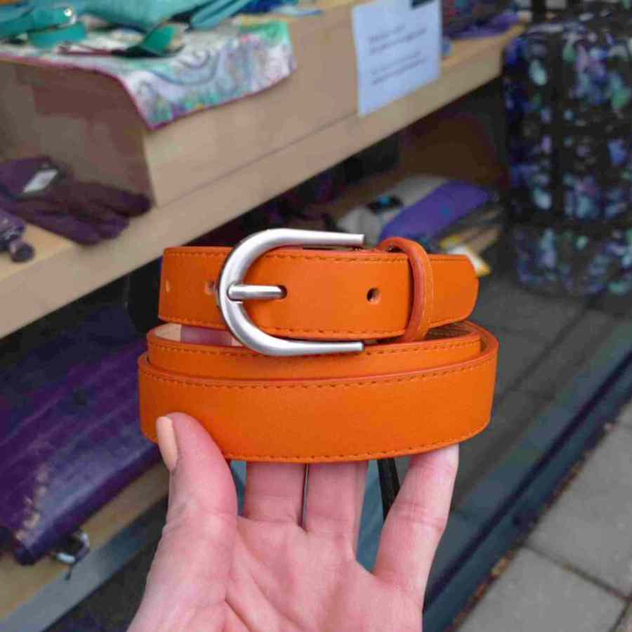 Leren riem zilveren gesp in oranje
