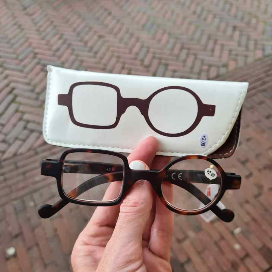 Leesbril met rond en vierkant glas in bruin