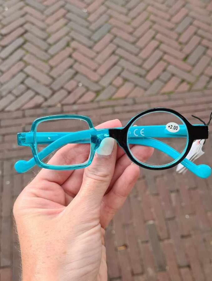 Leesbril twee verschillende glazen in turquoise
