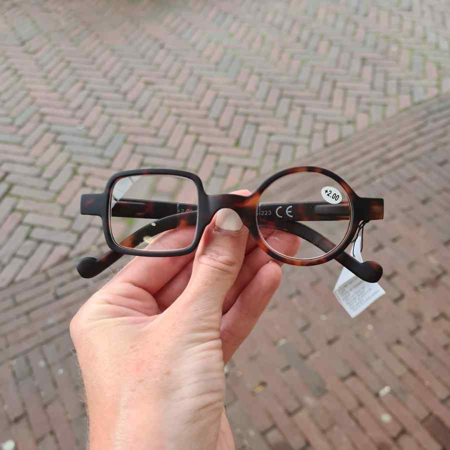 Leesbril met rond en vierkant glas in bruin