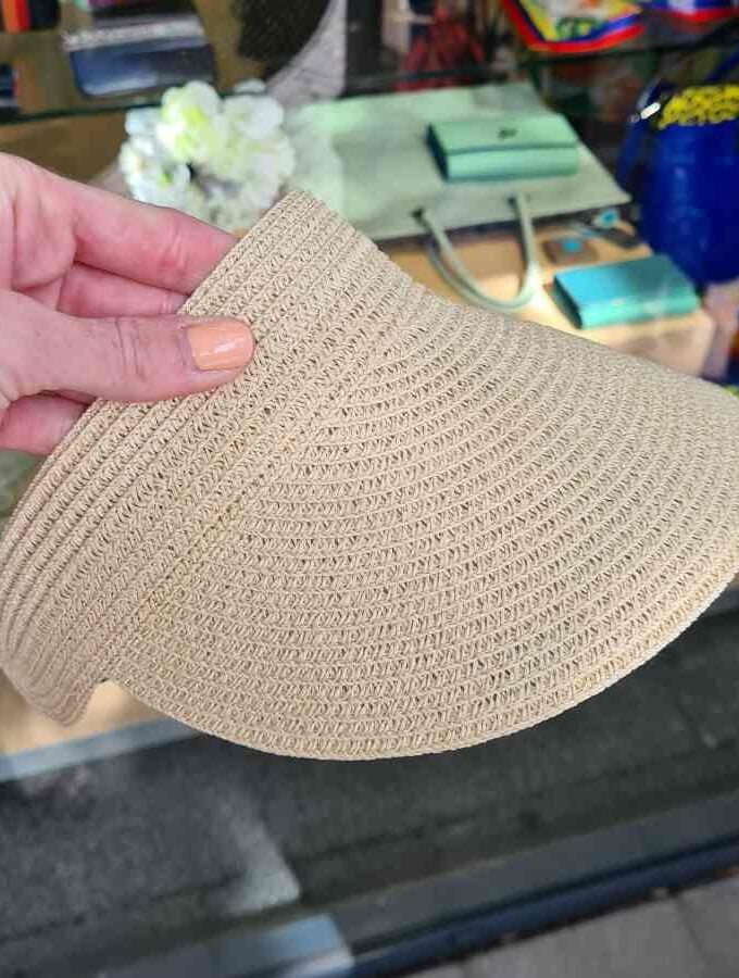 Zonneklep beige verstelbaar elastiek