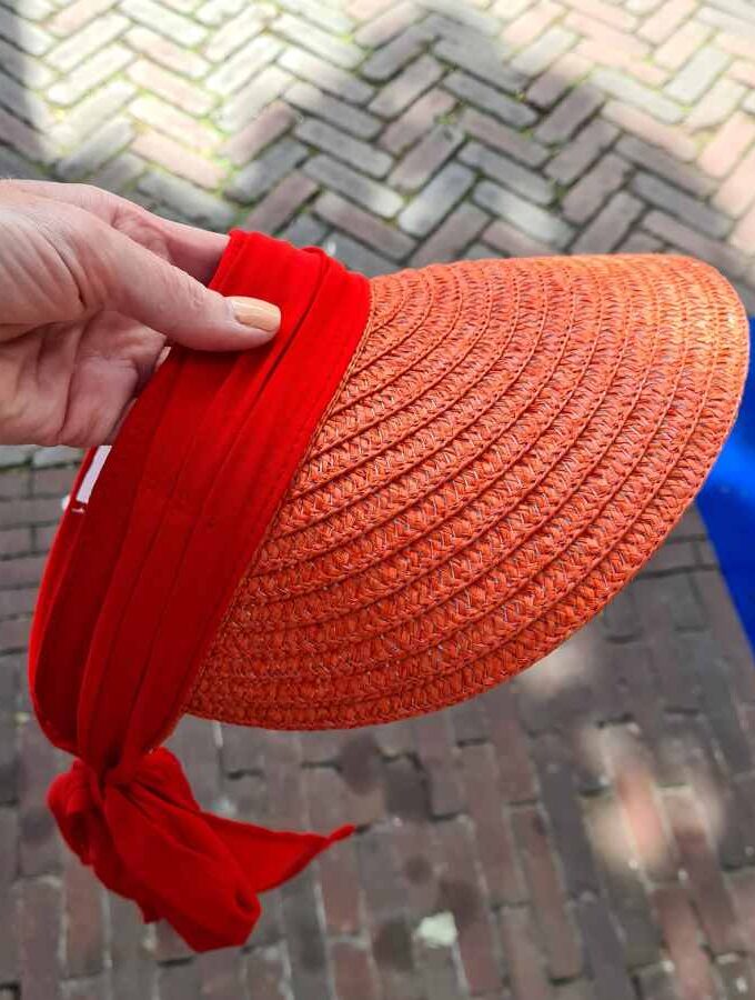 Rode zonneklep groot met strik
