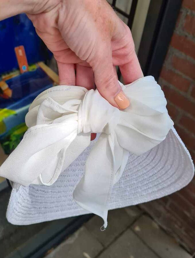 Witte zonneklep met strik