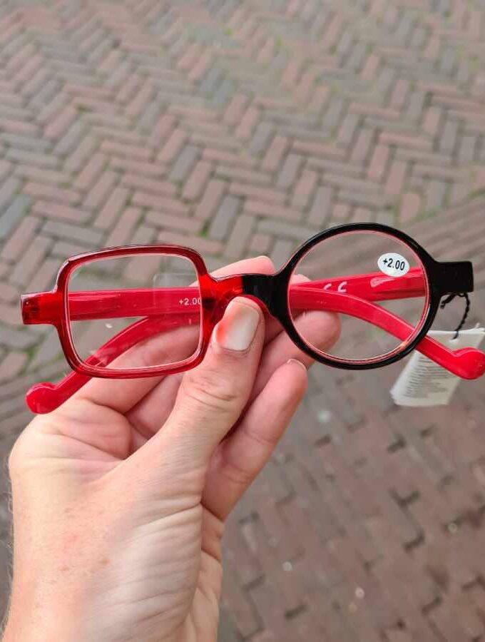 Leesbril twee verschillende glazen in rood