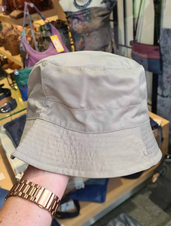 Regenhoedje in beige met rits