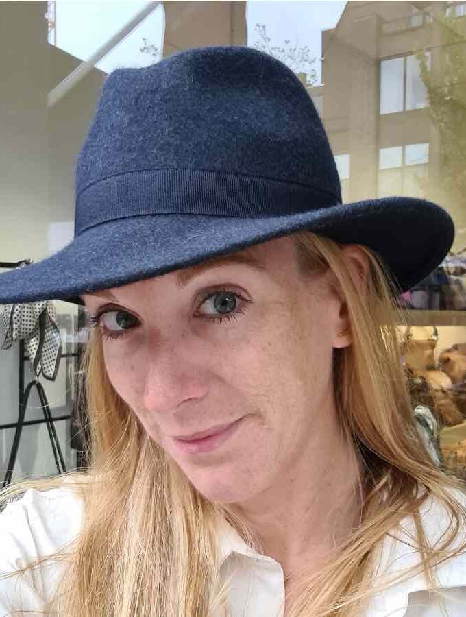 Wollen hoed blauw met stoffen rand