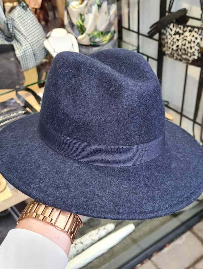 Wollen hoed blauw met stoffen rand