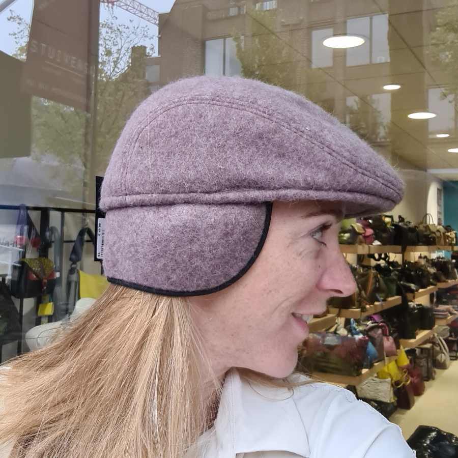 Wollen hoed met oorwarmers in roze bruin