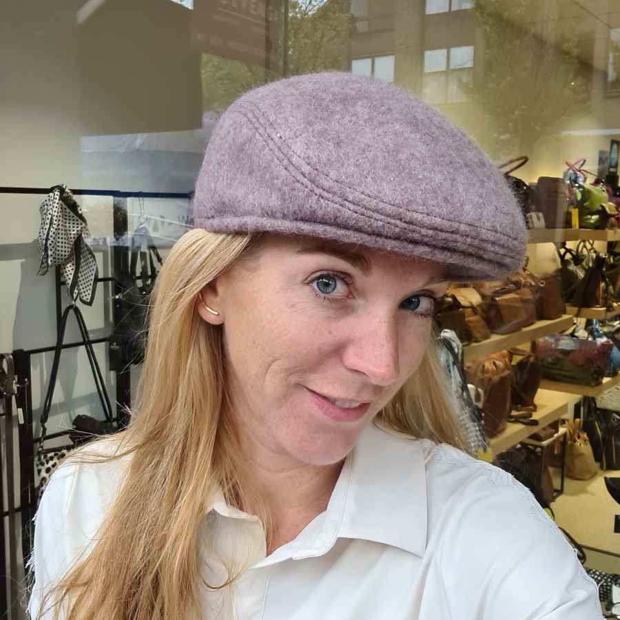 Wollen hoed met oorwarmers in rozebruin