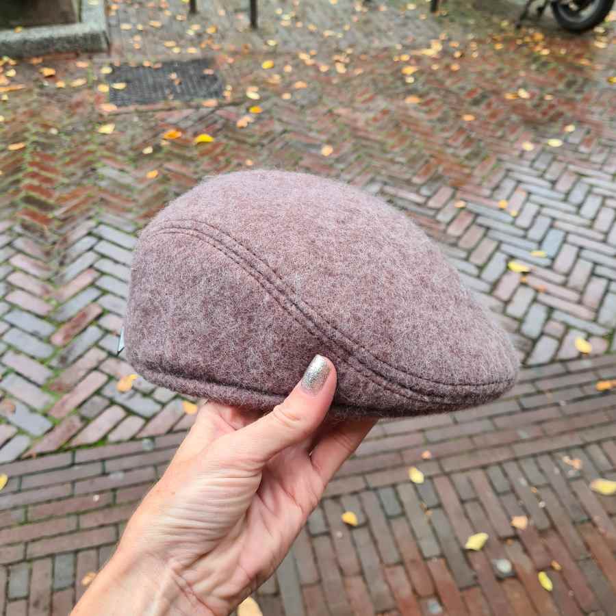 Wollen hoed met oorwarmers in roze bruin