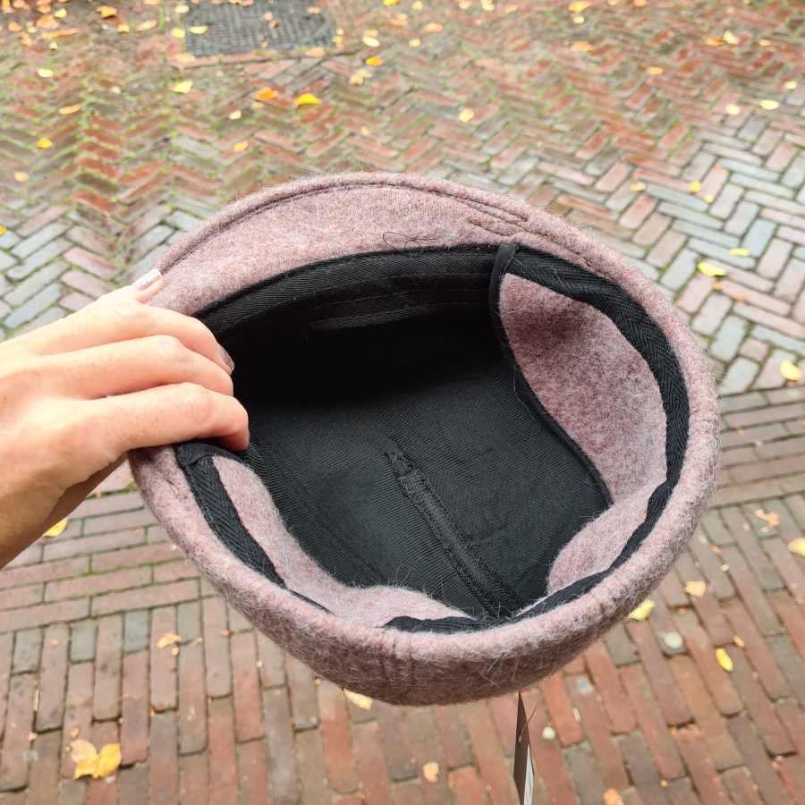 Wollen hoed met oorwarmers in roze bruin