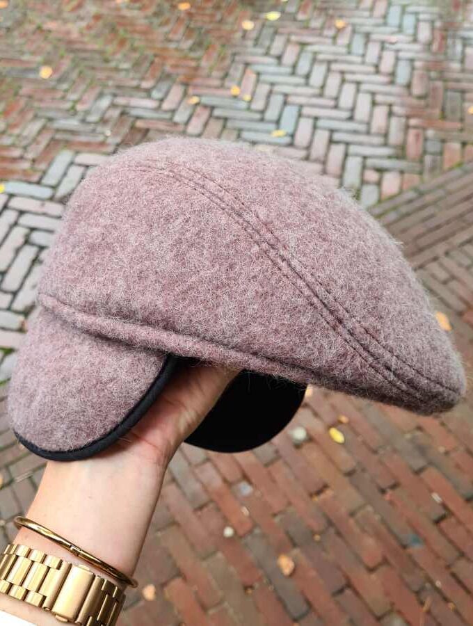 Wollen hoed met oorwarmers in roze bruin