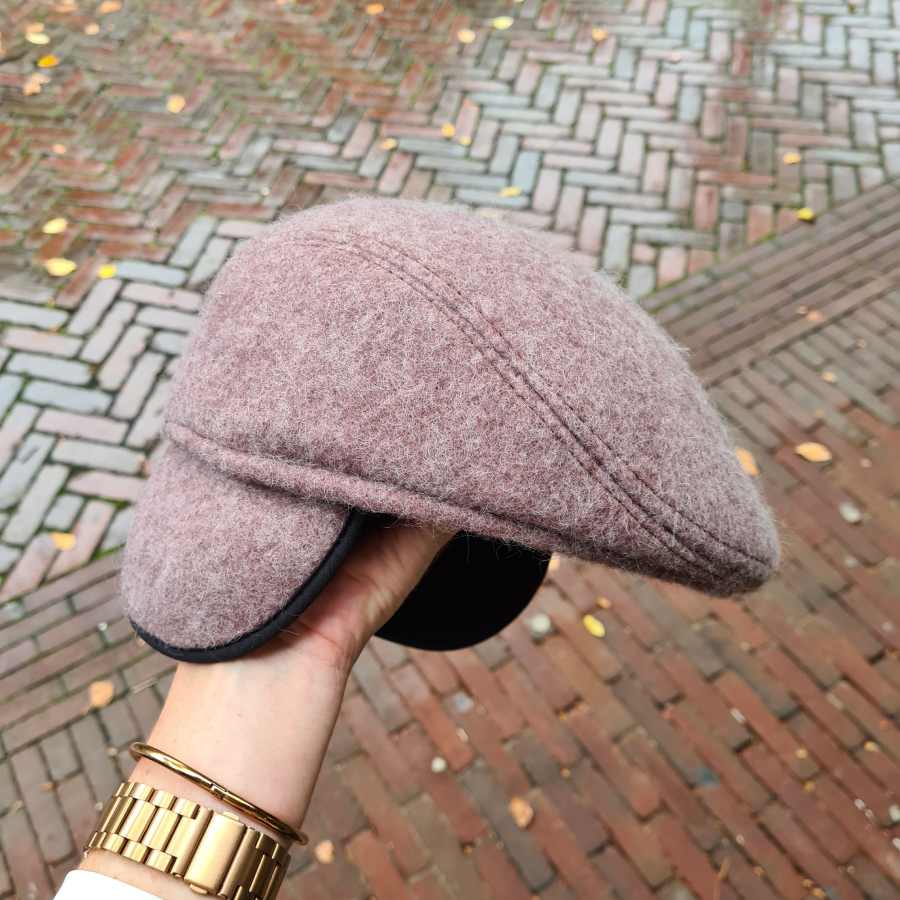 Wollen hoed met oorwarmers in roze bruin