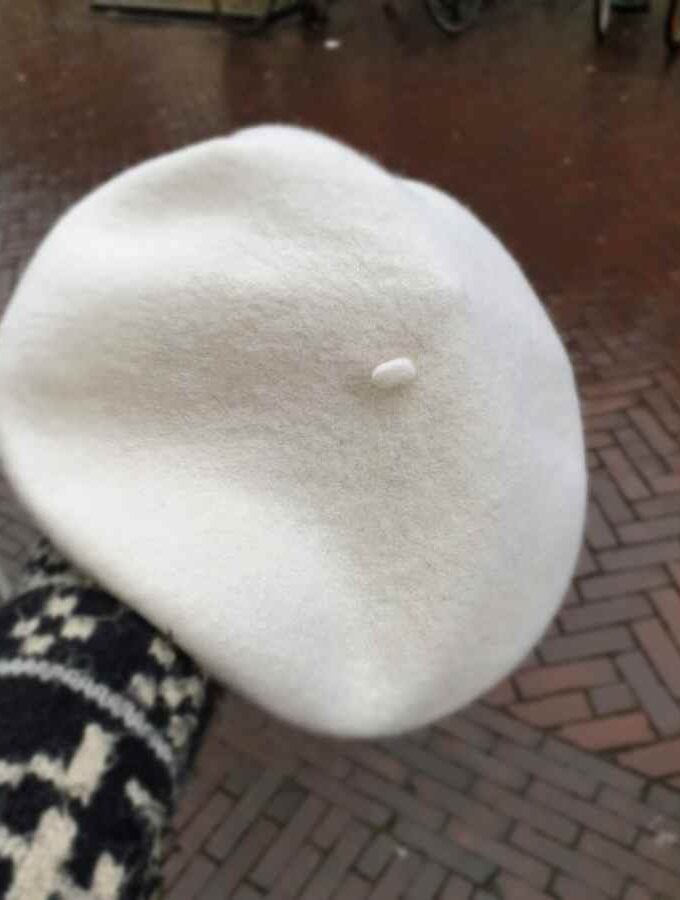 witte baret van wol