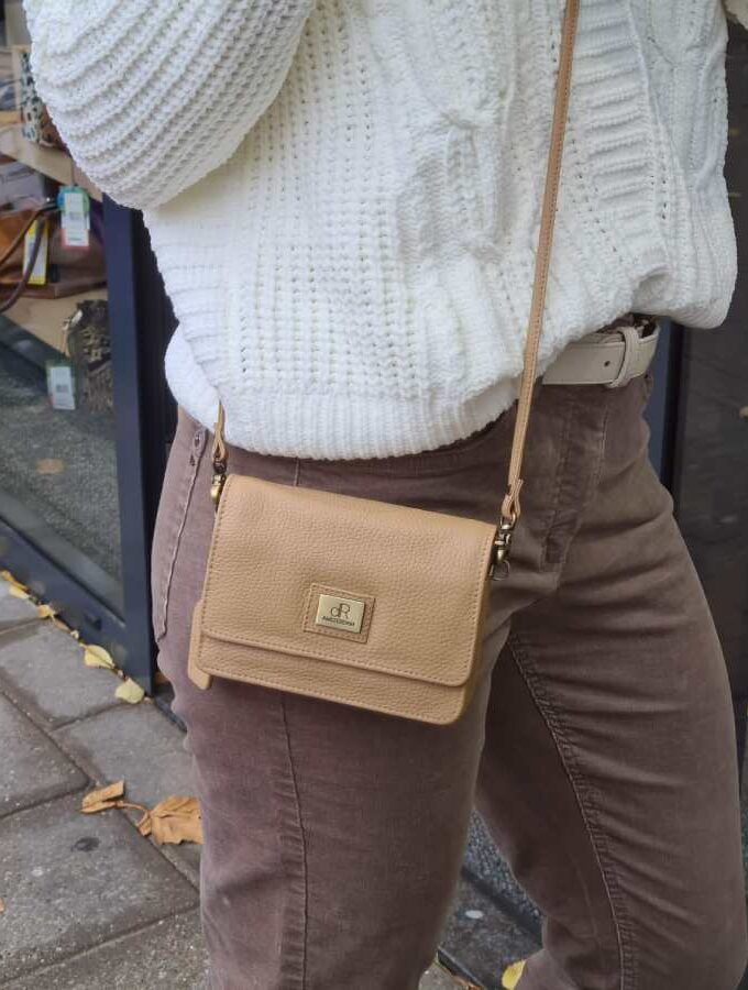 Beige leren clutch vierkant model met klepje