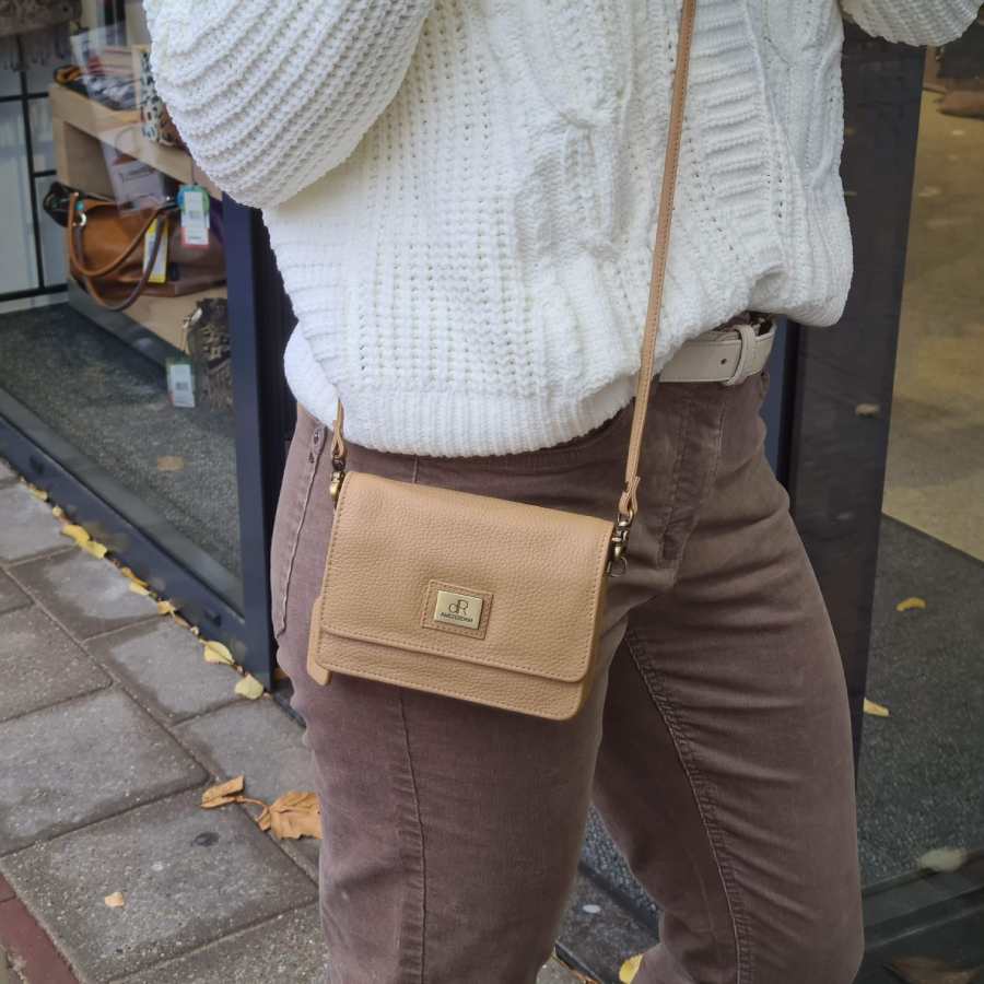Beige leren clutch vierkant model met klepje
