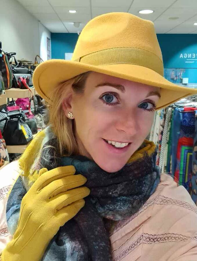 Gele wollen hoed oprolbaar waterproof