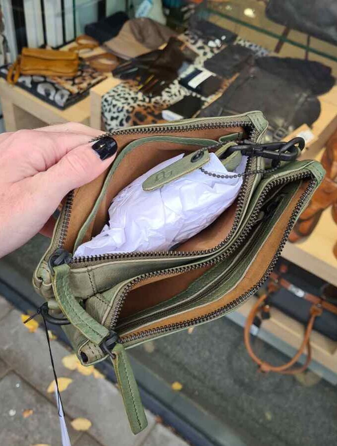 Lichtgroen leren schoudertas drie vakken DR Amsterdam