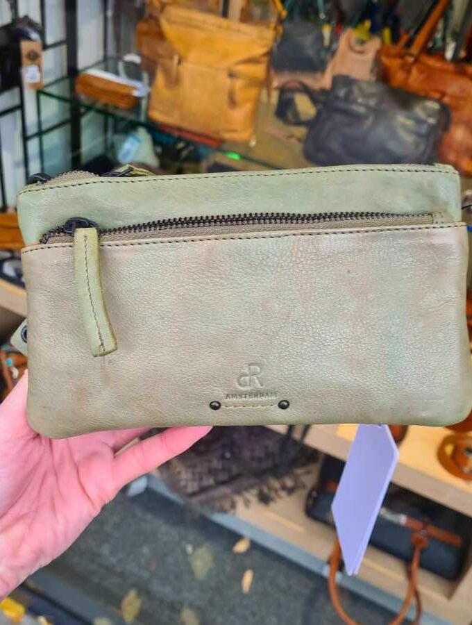 Lichtgroen leren schoudertas drie vakken DR Amsterdam