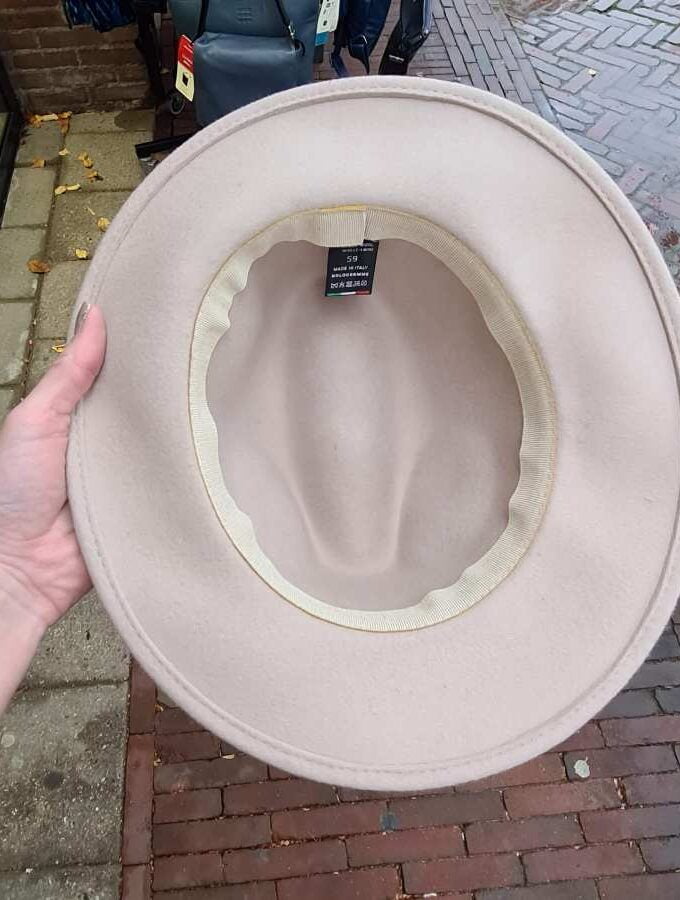 Wollen hoed in beige met stoffen rand