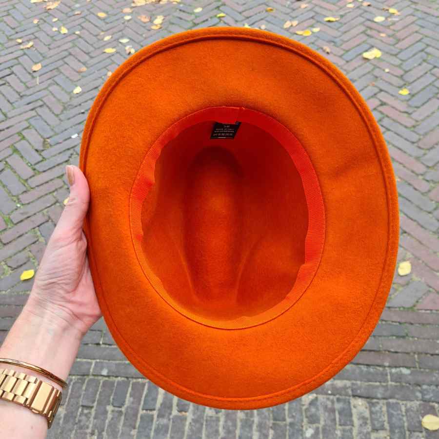 Wollen hoed in oranje met stoffen rand