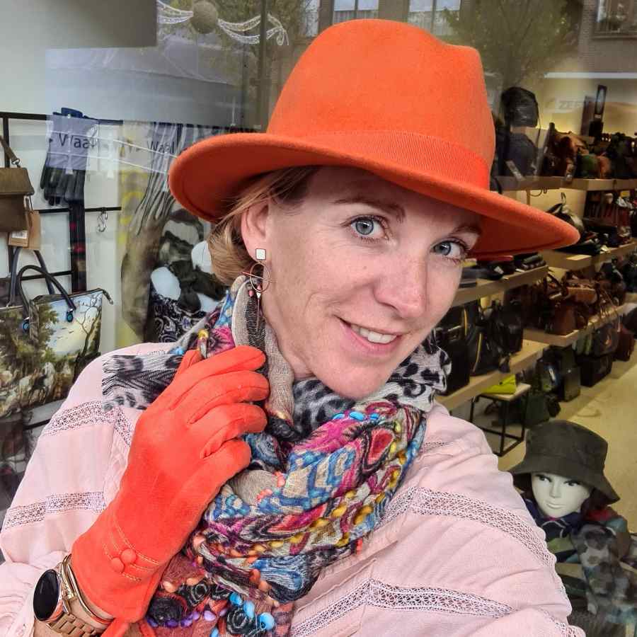 Wollen hoed in oranje met stoffen rand