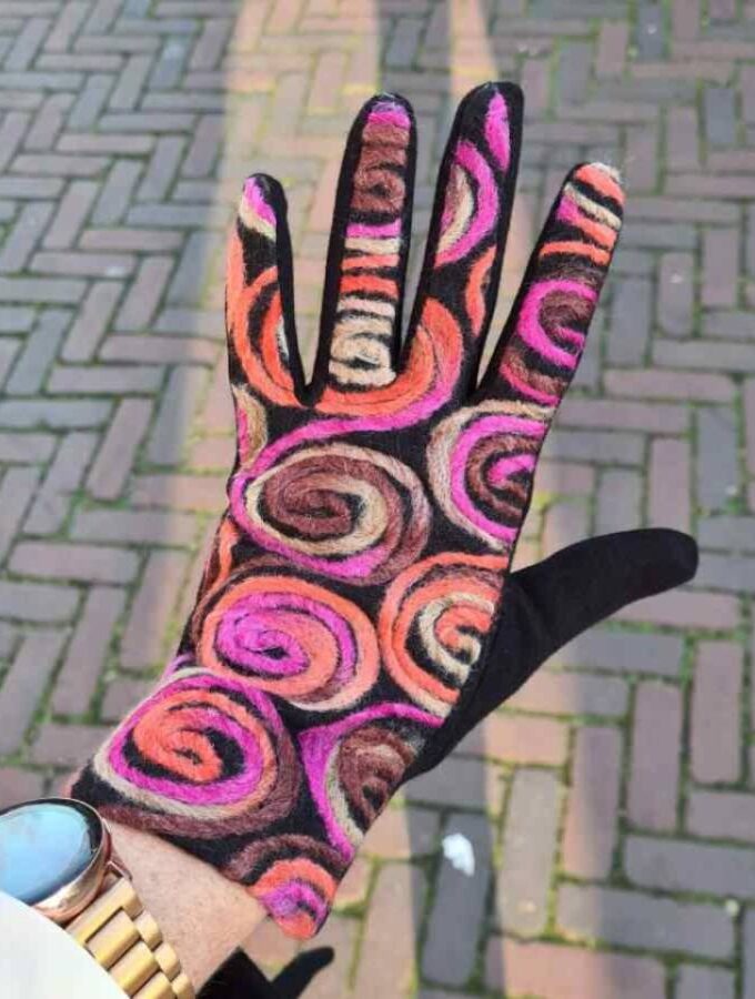Handschoen met wol en gekleurde cirkels