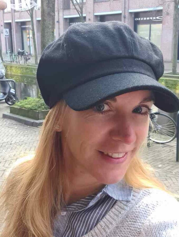 Petje zwart dames met klepje van wol