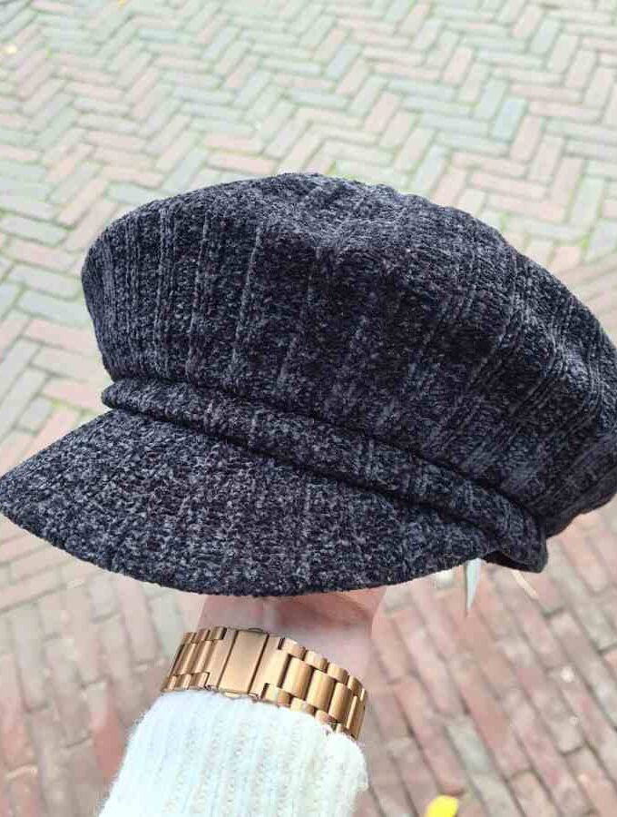 Zwart petje dames met klep met stroken