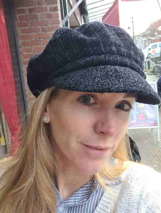 Zwart petje dames met klep met stroken