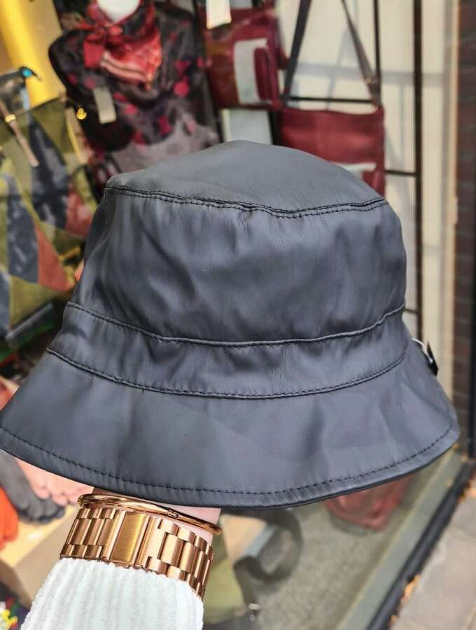 Regenhoedje in mat zwart met zachte voering fleece